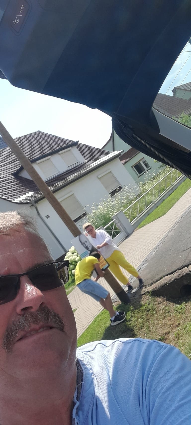 Uwe Schäfer mit zwei Helfern im Hintergrund