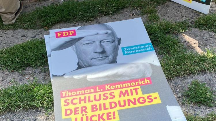 Plakat mit dem Titel: Schluss mit der Bildungslücke