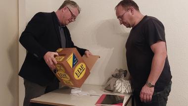 Zwei Mitglieder der Zählkommission leeren die Wahlurne